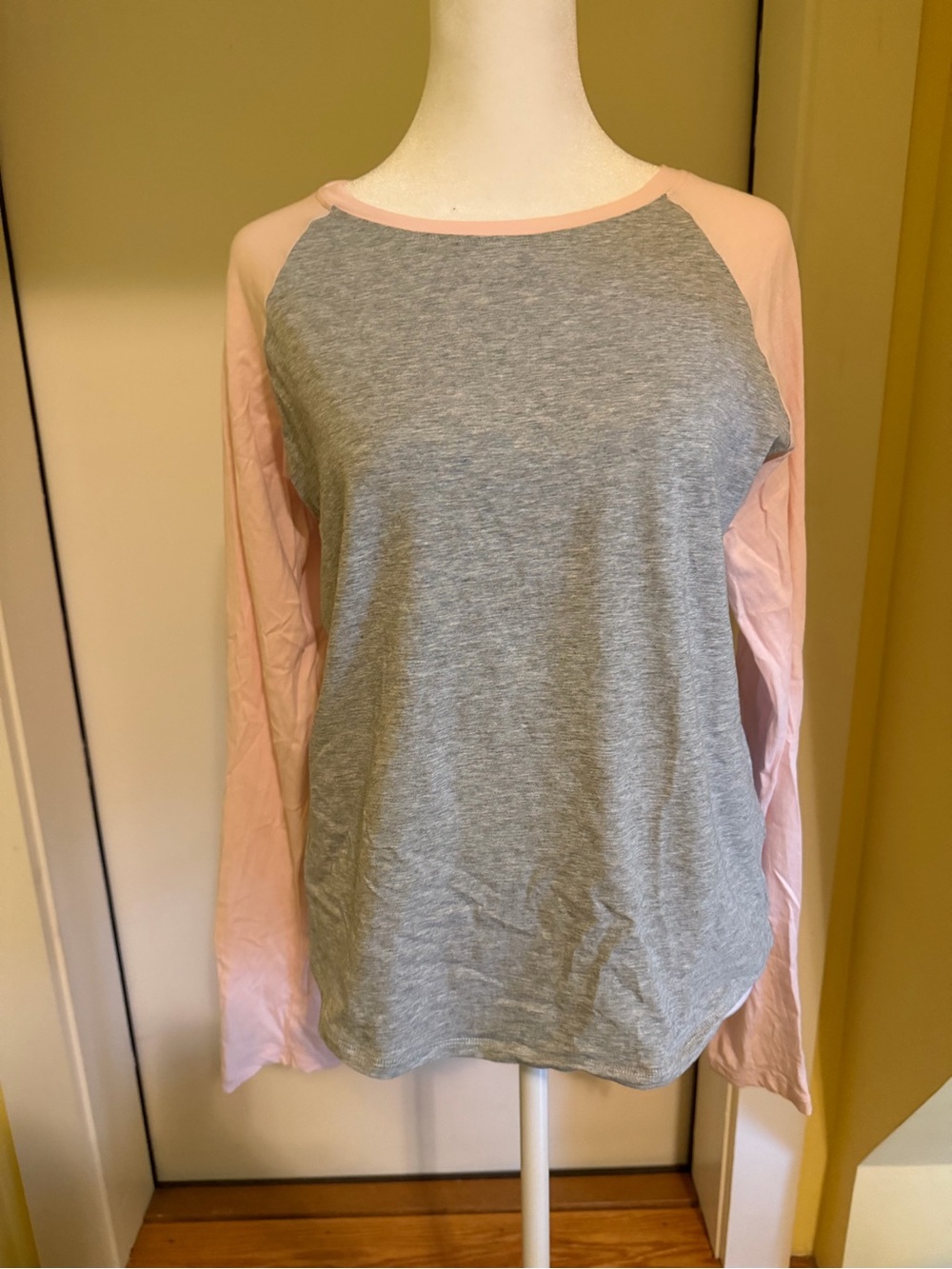I’m not a morning person basic raglan long-sleeve tee - pink / gray